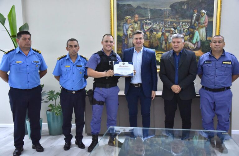 POLICÍAS Y BOMBEROS RECIBIERON EL RECONOCIMIENTO DEL GOBERNADOR