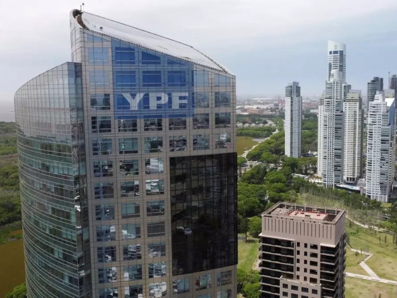 Directores de YPF propusieron quintuplicarse el sueldo en 2024: $70 millones por mes