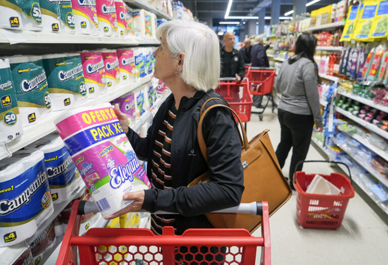 Las ventas en supermercados y mayoristas se derrumbaron hasta 10,7% en marzo