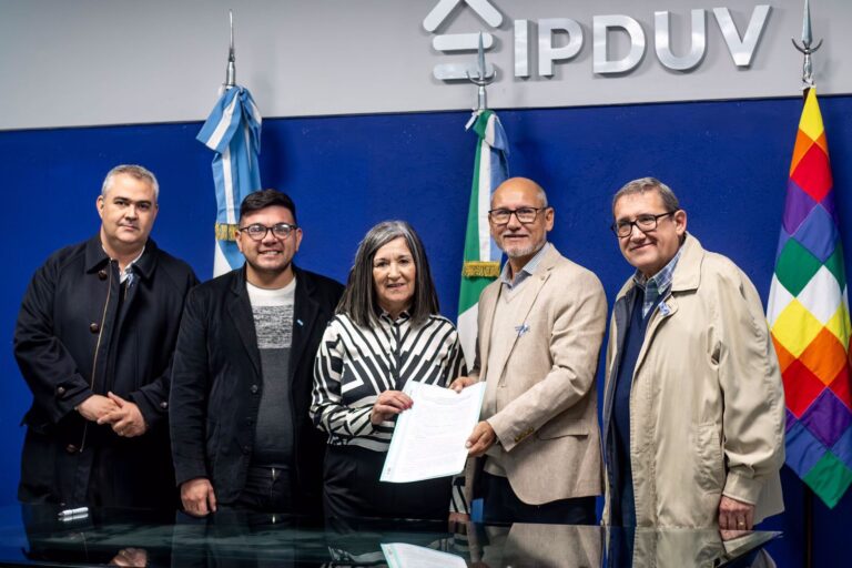 EL IPDUV Y EDUCACIÓN FIRMARON CONVENIO