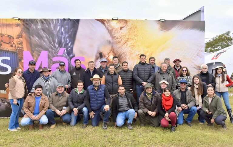 EL GOBERNADOR ZDERO ACOMPAÑÓ A LAS CABAÑAS CHAQUEÑAS EN LA EXPOSICIÓN NACIONAL DE RAZAS DE CORRIENTES