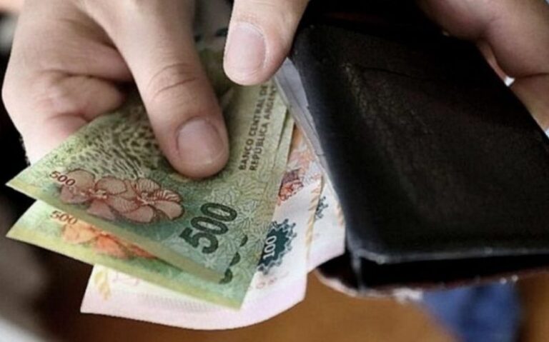 El Gobierno de Milei fijó el nuevo valor del salario mínimo desde mayo en $234.000