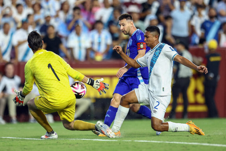 Dobletes de Messi y Lautaro Martínez