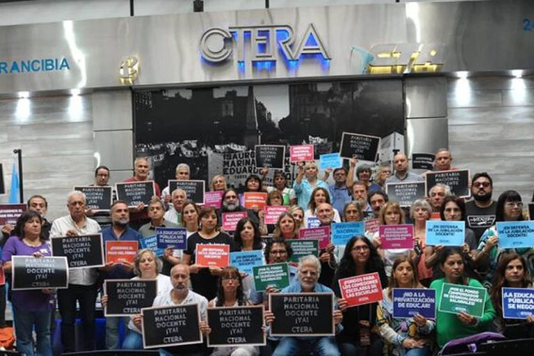 Docentes universitarios convocaron a un paro de 48 horas ante la falta de respuesta del Gobierno