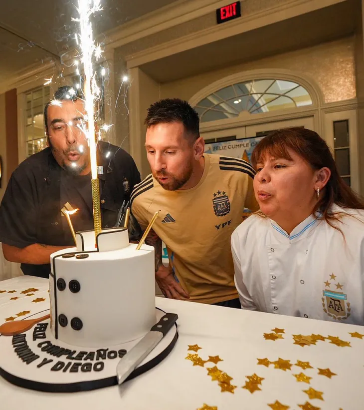 Lionel Messi salió al balcón del hotel y festejó su cumpleaños con los hinchas