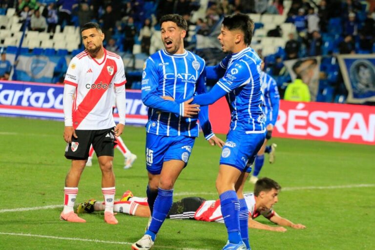 Con dos tantos de Poggi, Godoy Cruz lo dio vuelta y se impuso en Mendoza