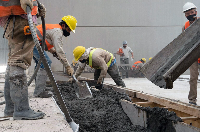 La venta de insumos para la construcción se desplomó 32% anual en junio