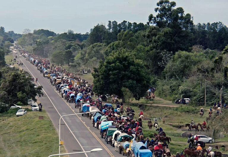 Una multitud de peregrinos y jinetes partieron hacia la Basílica de la Virgen de Itatí