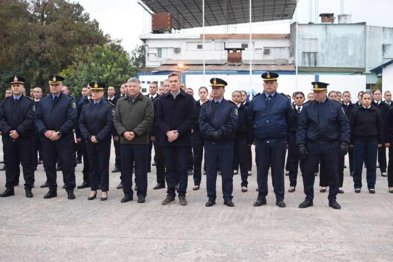 EL GOBERNADOR ZDERO ENTREGÓ UNIFORMES