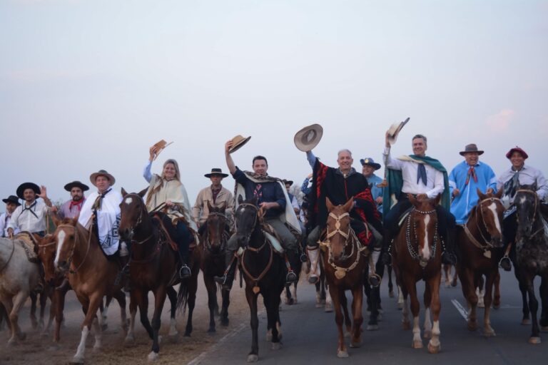 MULTITUDINARIO CIERRE DE LA CABALGATA DE LA FE