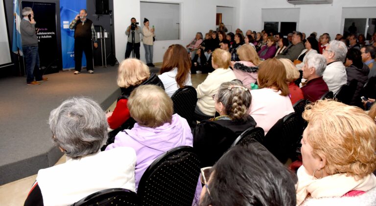 Con amplia convocatoria comenzó el ciclo de educación financiera para adultos mayores