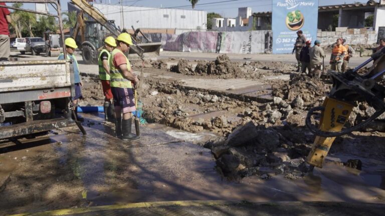 RESISTENCIA: SE REPARÓ LA ROTURA DE UN CAÑO