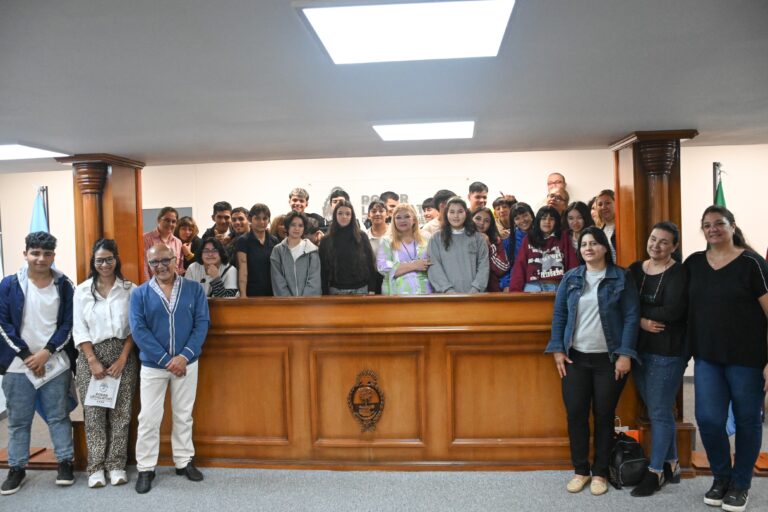 Delgado recibió a estudiantes de la E.E.S. Nº 83 en su visita al Poder Legislativo