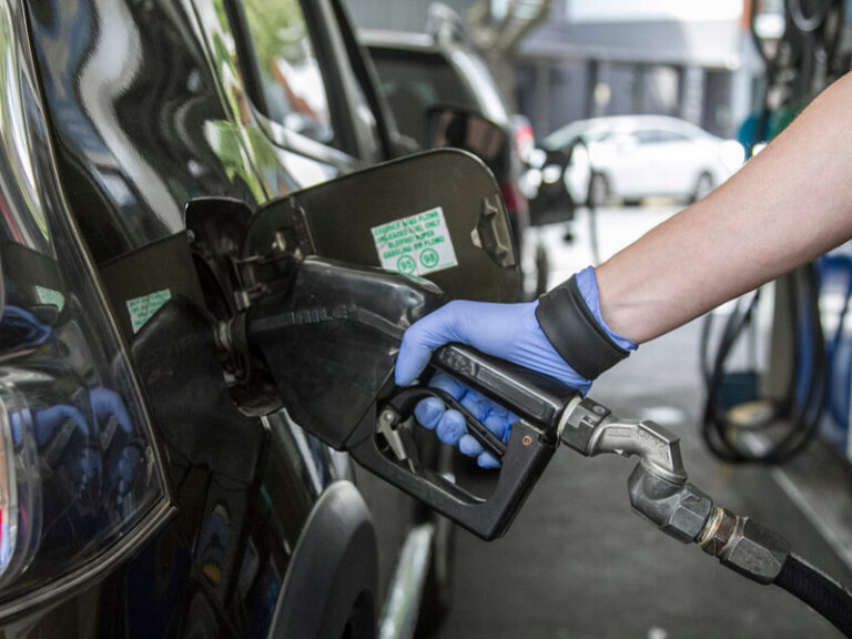 El domingo vuelven a aumentar las naftas: el incremento rondaría el 3% y empuja a los demás precios