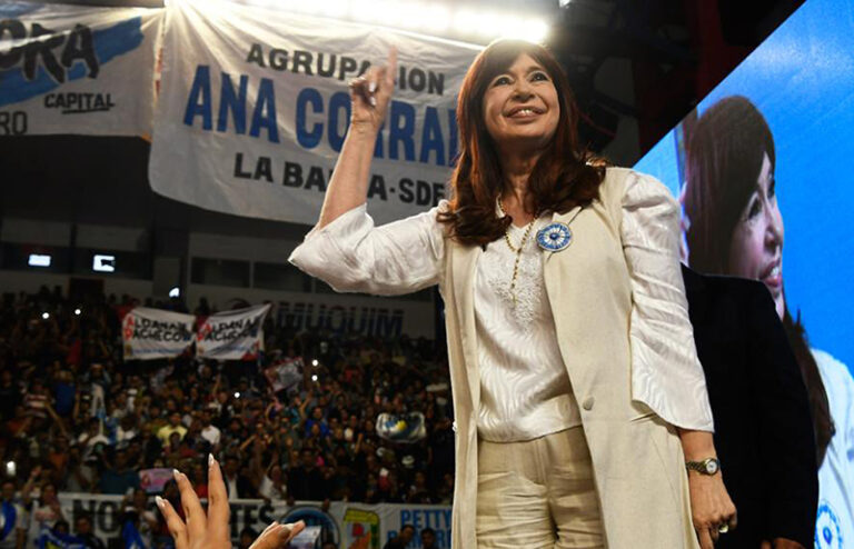 Cristina Kirchner: “Milei ni siquiera quiere vender la Argentina, la quiere regalar”