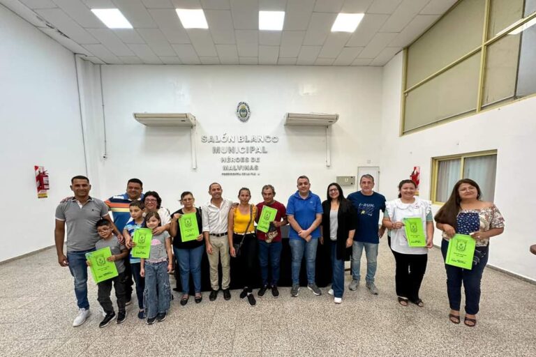 Entrega de Títulos de Propiedad en Presidencia de la Plaza