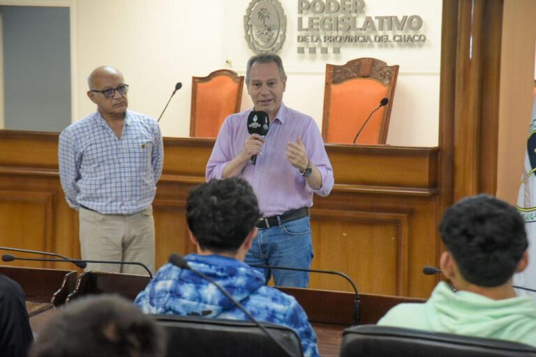 El diputado Bergia recibió a alumnos de Makallé en su visita al Poder Legislativo