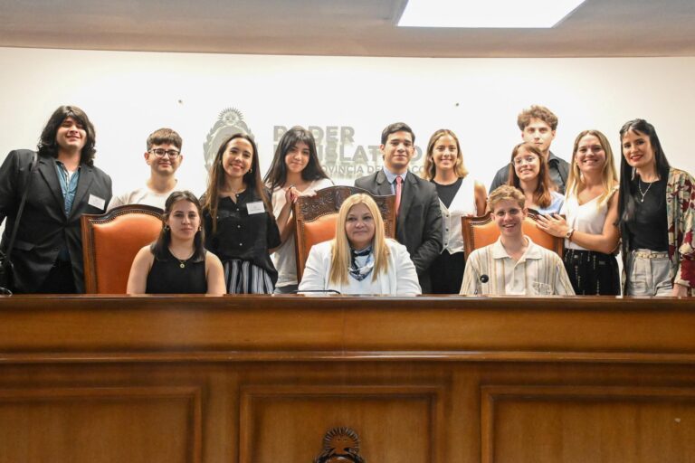 La presidente Carmen Delgado con jóvenes líderes de la Asociación Kairos Global