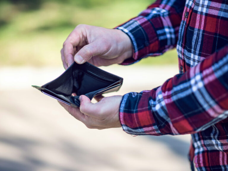 El poder de compra de los salarios se derrumbó 28,4% en octubre