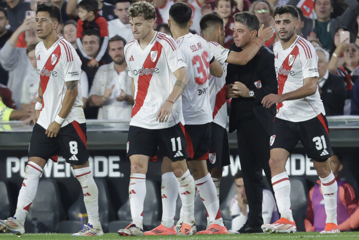 Los jugadores le brindaron el triunfo al técnico Marcelo Gallardo