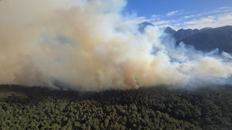 El incendio en el Nahuel Huapi afecta a más de 2.500 hectáreas e intervino el Ejército