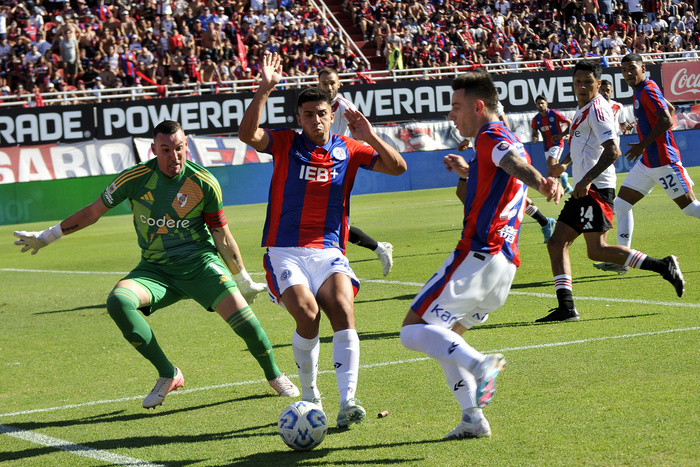 El intenso calor no frenó a los hinchas del club de Boedo que colmaron el estadio