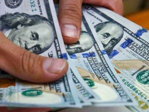 El dólar oficial se recalentó y la cotización del Banco Nación se acercó a los $1.300