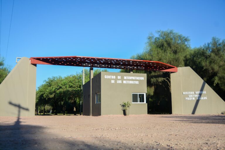 GANCEDO: EL GOBERNADOR ZDERO INAUGURÓ EL PÓRTICO DE ACCESO A LA RESERVA NATURAL Y CULTURAL PIGÜEN N´ONAXÁ