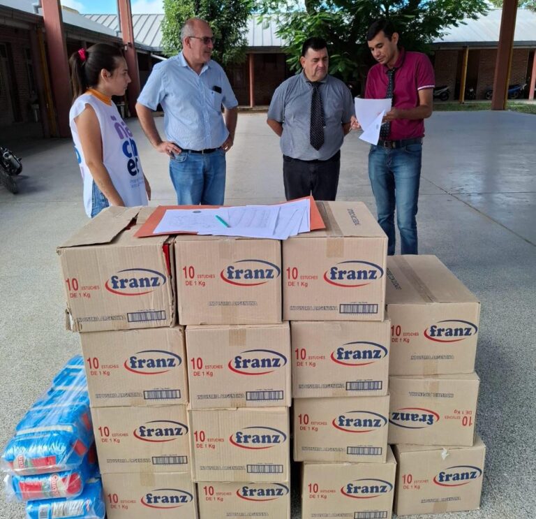 LA LECHE LLEGÓ A LAS ESCUELAS DE EL IMPENETRABLE, ANTES DEL INICIO DE CLASES