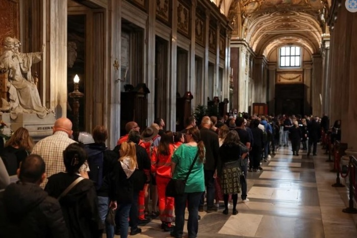 Largas filas en la iglesia de Roma