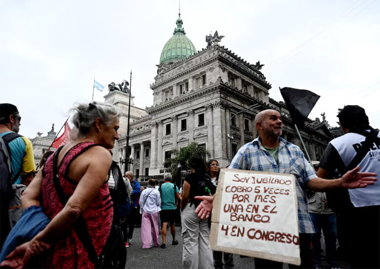 En la previa del paro general de la CGT hubo un masivo respaldo a los jubilados en el Congreso