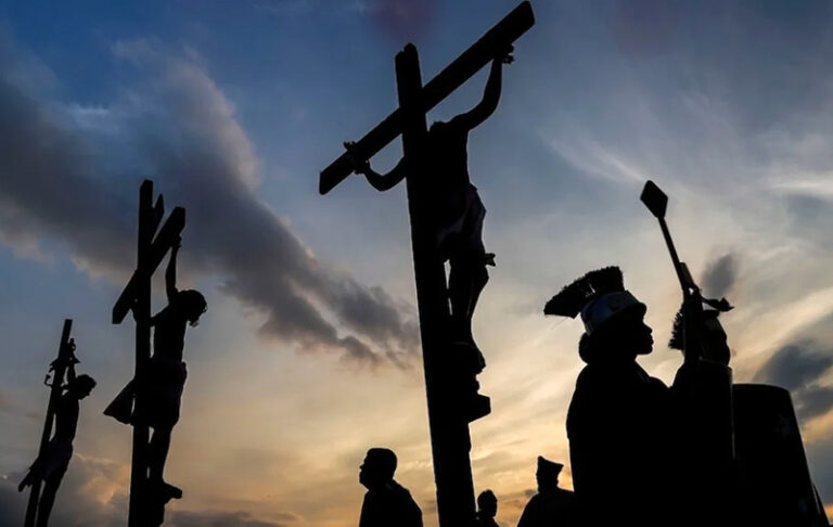 Se celebra el Viernes Santo en el mundo que conmemora la Pasión y Muerte de Jesucristo