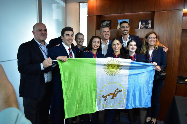 EL GOBERNADOR ZDERO ACOMPAÑÓ LA LLEGADA DEL VUELO INAUGURAL DE JETSMART EN RESISTENCIA