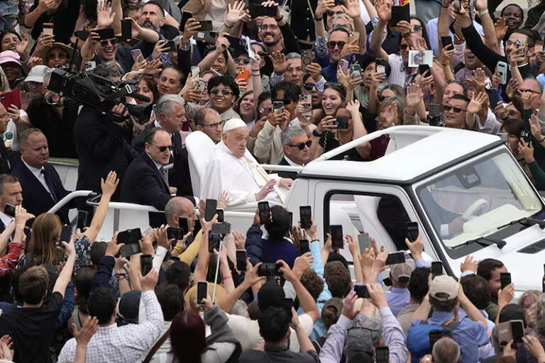 “No ceder a la lógica del miedo que aísla”: el papa Francisco impartió la bendición pascual