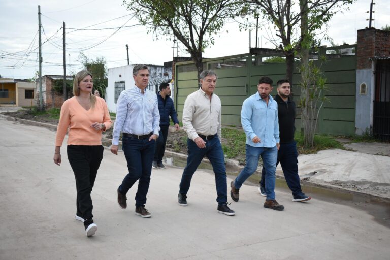 RESISTENCIA: 25 CUADRAS DE PAVIMENTO PARA VILLA ERCILIA; EL GOBERNADOR ZDERO SUPERVISÓ LAS OBRAS