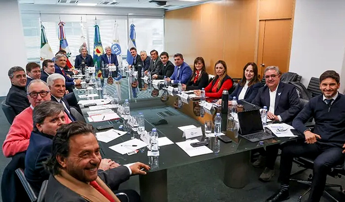 BS. AS: LA VICEGOBERNADORA SCHNEIDER REPRESENTÓ AL CHACO EN LA REUNIÓN POR LA REASIGNACIÓN DE FONDOS A LAS PROVINCIAS
