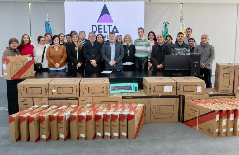 EL GOBIERNO ENTREGÓ EQUIPAMIENTOS INFORMÁTICOS