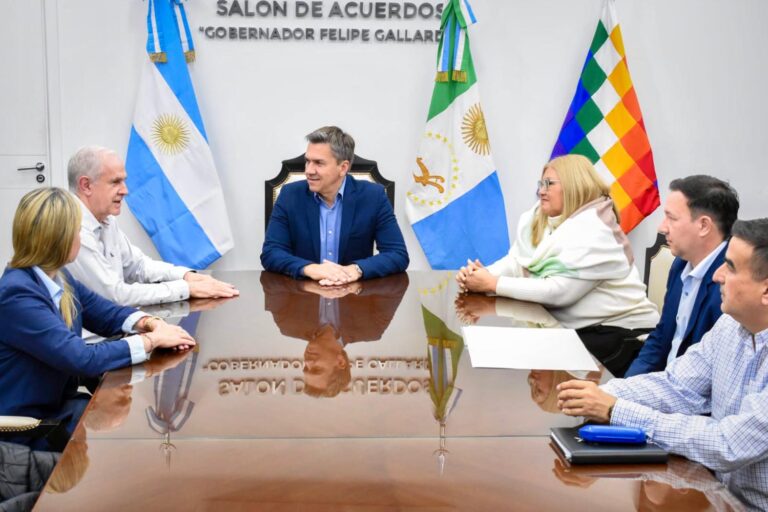 EL GOBERNADOR ZDERO RUBRICÓ LA ESCRITURA QUE TRANSFIERE EL PARQUE DE LA DEMOCRACIA A LA MUNICIPALIDAD DE RESISTENCIA