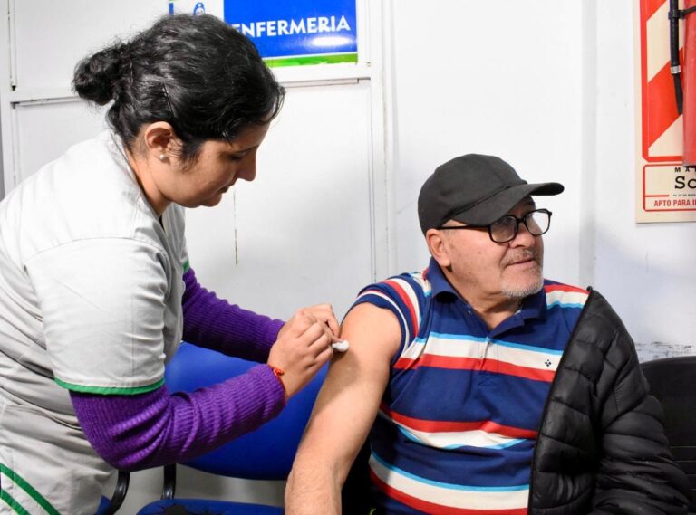 CAMPAÑA PROVINCIAL: HOY SE INSTALÓ UNA POSTA DE VACUNACIÓN EN LA FARMACIA DEL INSSSEP