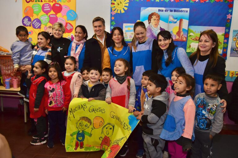 CAPITÁN SOLARI: EL GOBERNADOR ZDERO ENTREGÓ MOBILIARIO PARA EL JARDÍN DE INFANTES 109