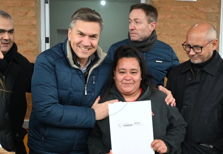 EL SAUZALITO: EL GOBERNADOR ZDERO ENTREGÓ VIVIENDAS ÑACHEC Y AYUDAS TÉCNICAS DE IPRODICH