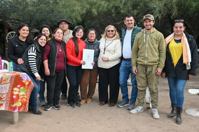 Carmen Delgado visitó el centro de equinoterapia en la estancia La Querencia