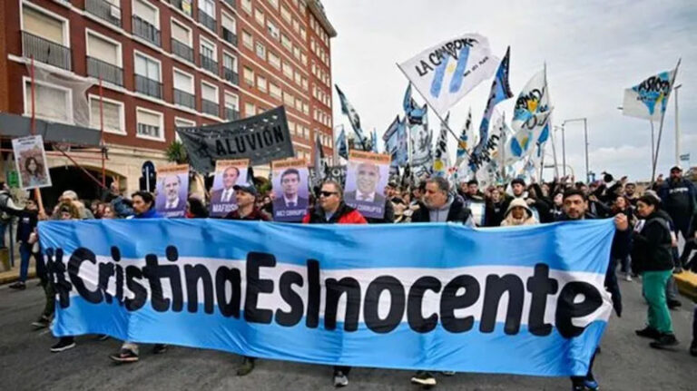 Sin marcha a Comodoro Py, se realiza una concentración en Plaza de Mayo en apoyo a Cristina Kirchner
