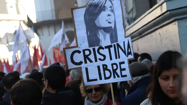 Multitud y unidad: Cristina Kirchner, detenida, articuló primeros esbozos de un frente anti Milei