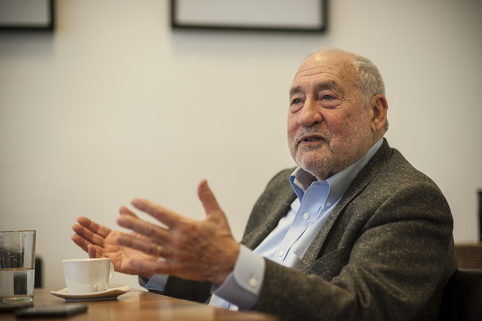El Nobel de Economía criticó a Macri y Milei