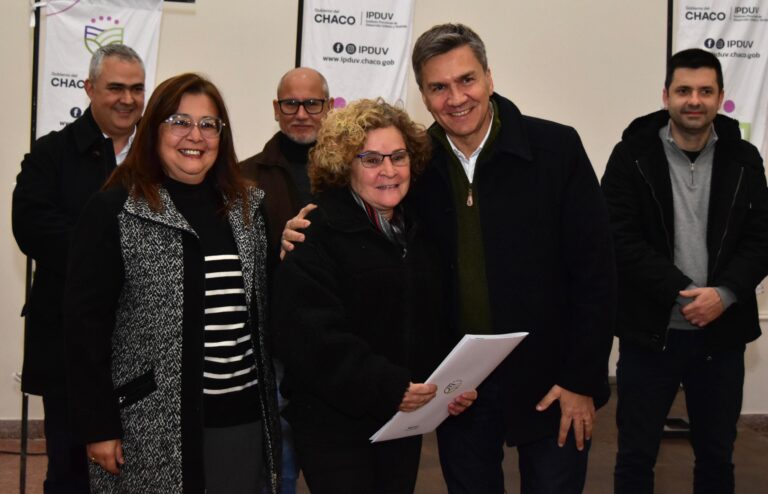 EL GOBERNADOR ZDERO ENTREGÓ 60 TÍTULOS DE PROPIEDAD A FAMILIAS DE SÁENZ PEÑA: “DECIDIMOS DAR TRANQUILIDAD A LA GENTE”