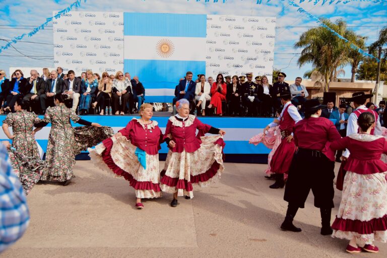 TRES ISLETAS: EL GOBERNADOR ZDERO ACOMPAÑÓ EL ACTO CENTRAL POR EL DÍA DE LA INDEPENDENCIA ARGENTINA
