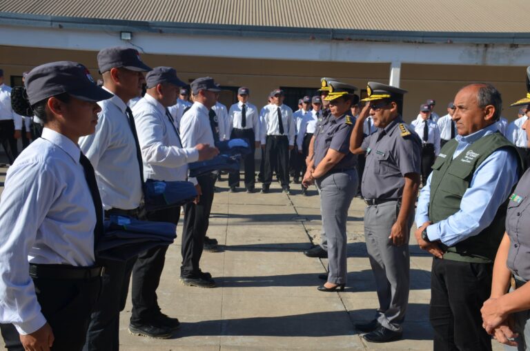ENTREGA DE UNIFORMES A ALUMNOS