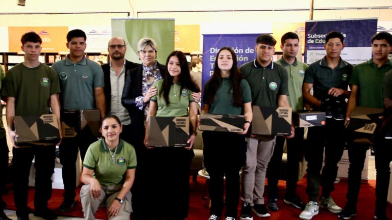 EDUCACIÓN ENTREGÓ CALZADOS DE SEGURIDAD