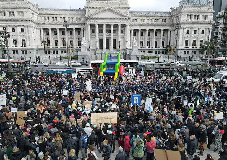 Fuerte reclamo de miles de personas contra el veto a la emergencia en discapacidad